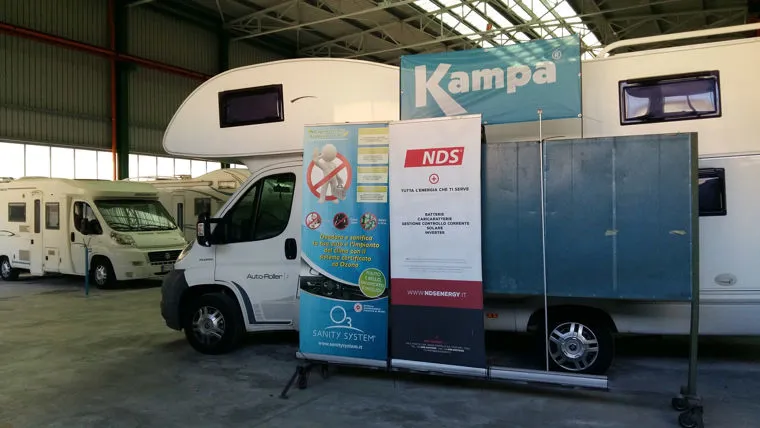 Camper e caravan in esposizione dentro il salone di vendita