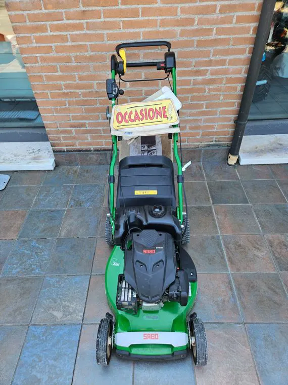 Un rasaerba a motore esposto con il cartellino delle occasioni