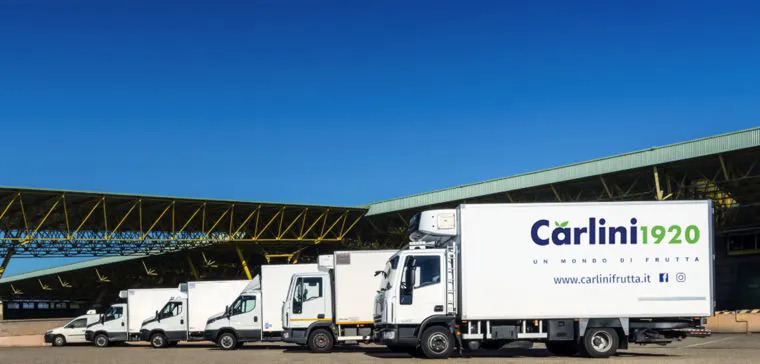 I camion frigo marchiati Carlini 1920 sotto la tettoia di carico