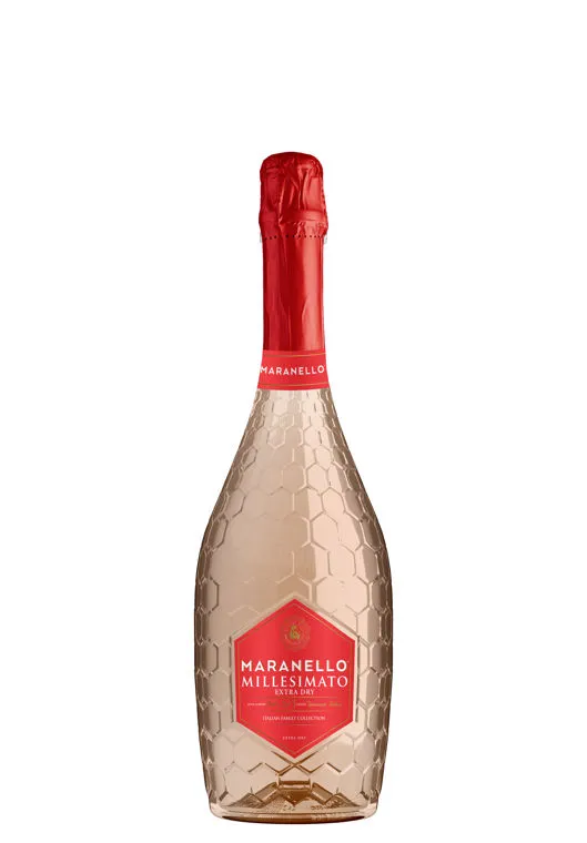 Una bottiglia di spumante rosato con capsula rossa, su fondo bianco
