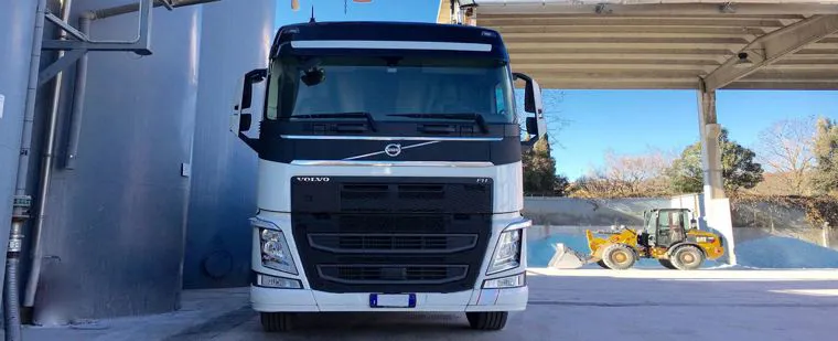 Un autocarro per il trasporto della materia prima davanti allo stabilimento
