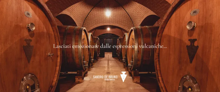 Il corridoio della bottaia, con le botti di rovere allineate ai due lati