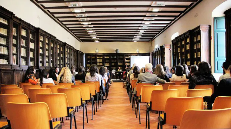 La platea di un convegno, con le poltrone occupate e il palco in fondo