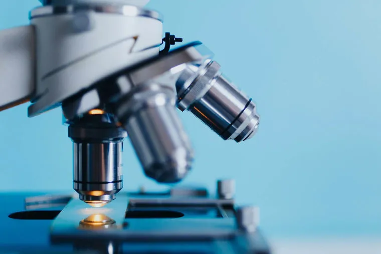 Un microscopio da laboratorio inquadrato da vicino