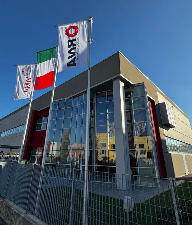 La sede aziendale con le bandiere e l'insegna sulla facciata
