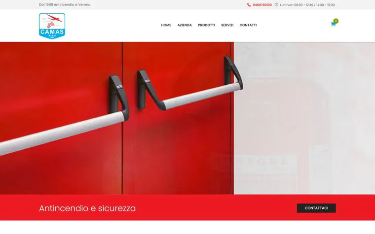 La home del sito Camas Antincendi, con il maniglione antipanico di una porta di sicurezza
